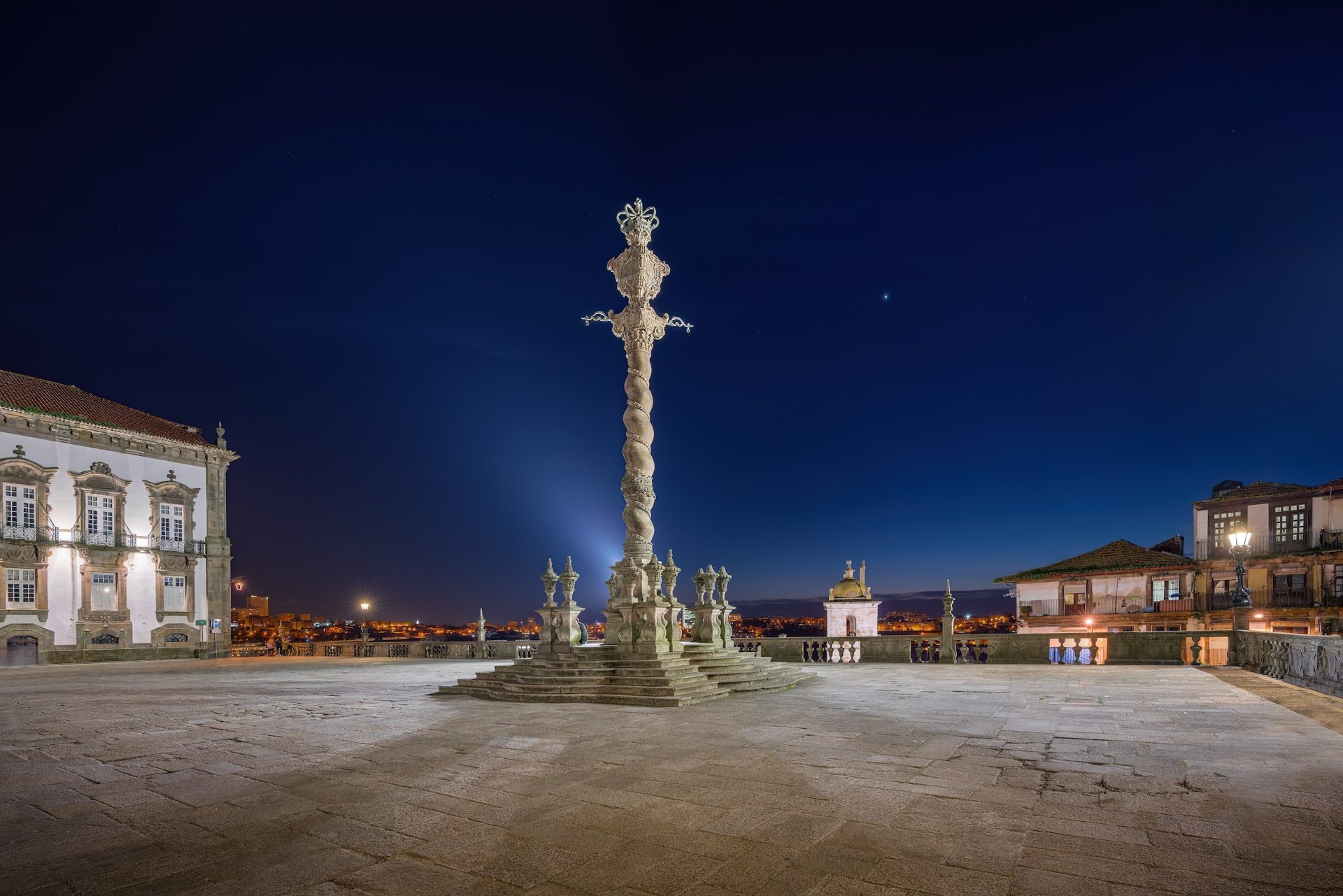 Cathedral square of Porto at night