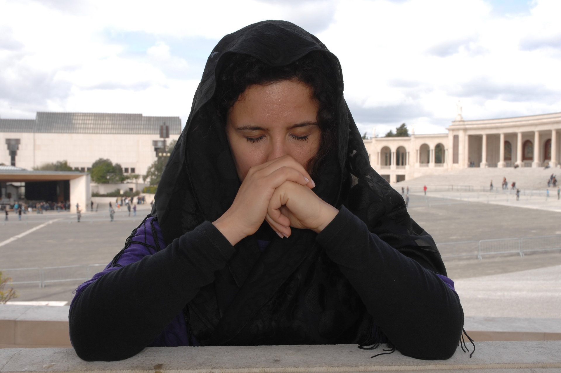 Pilgrim praying the Rosary at Fátima